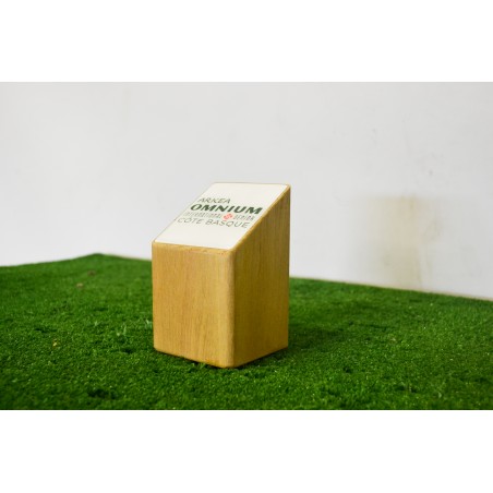 tee marker en bois avec adhésif blanc